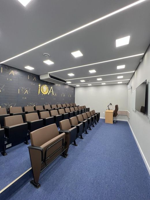 Auditório de clínica com carpete azul