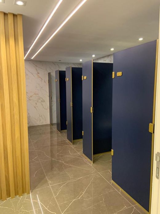 Banheiros coletivos com portas azuis