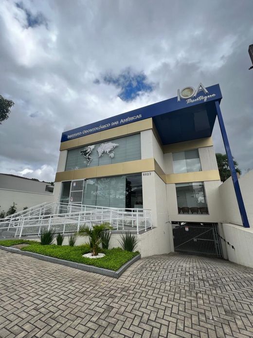 Fachada de clínica com rampa de acesso