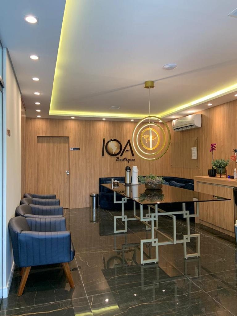 Recepção de clínica com painel de madeira e sanca iluminada