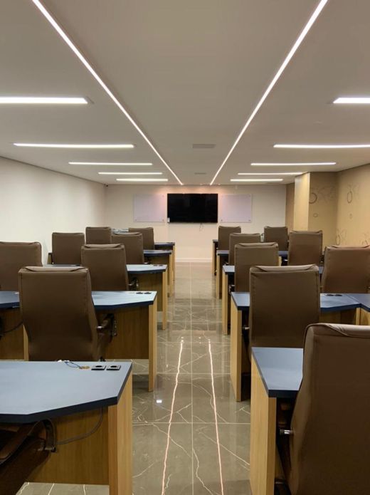 Sala de aula com poltronas