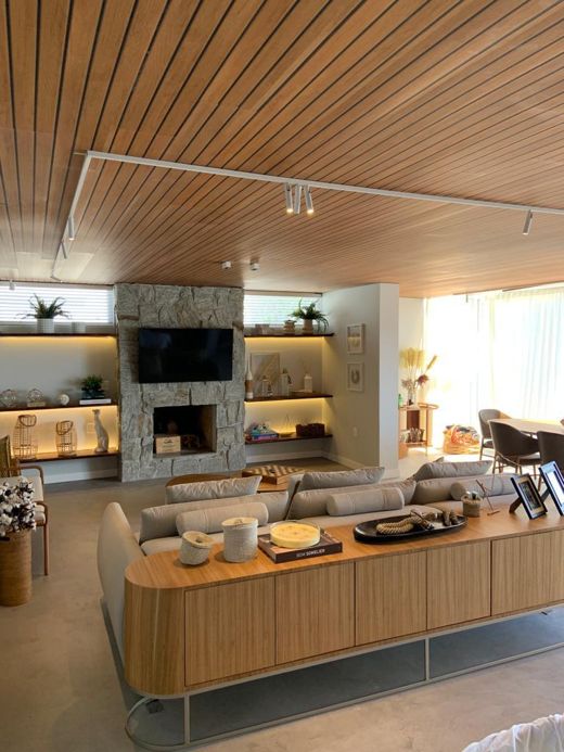 Sala de estar com forro de madeira