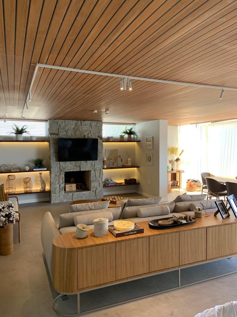 Sala de estar com forro de madeira e lareira