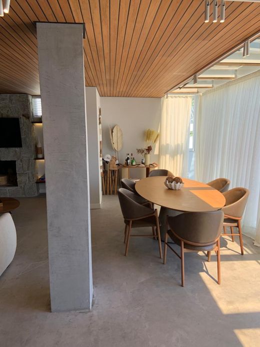 Sala de jantar com mesa oval