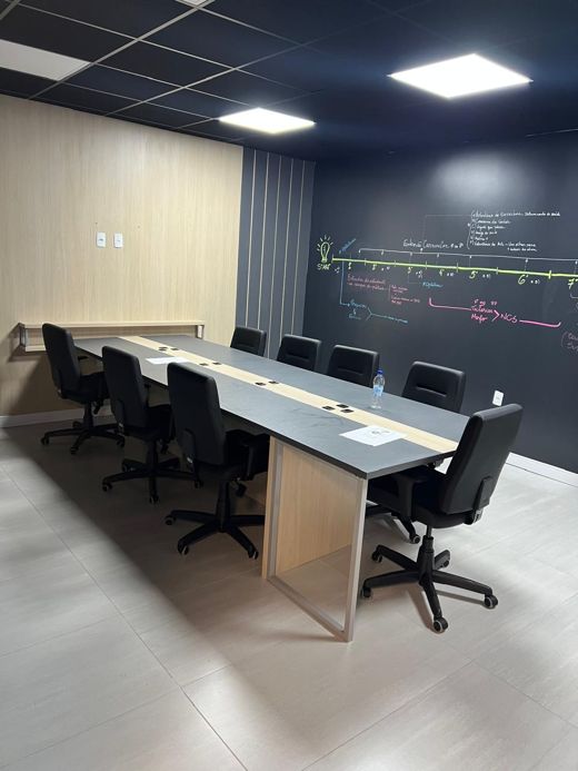 Sala de reunião com mesa longa
