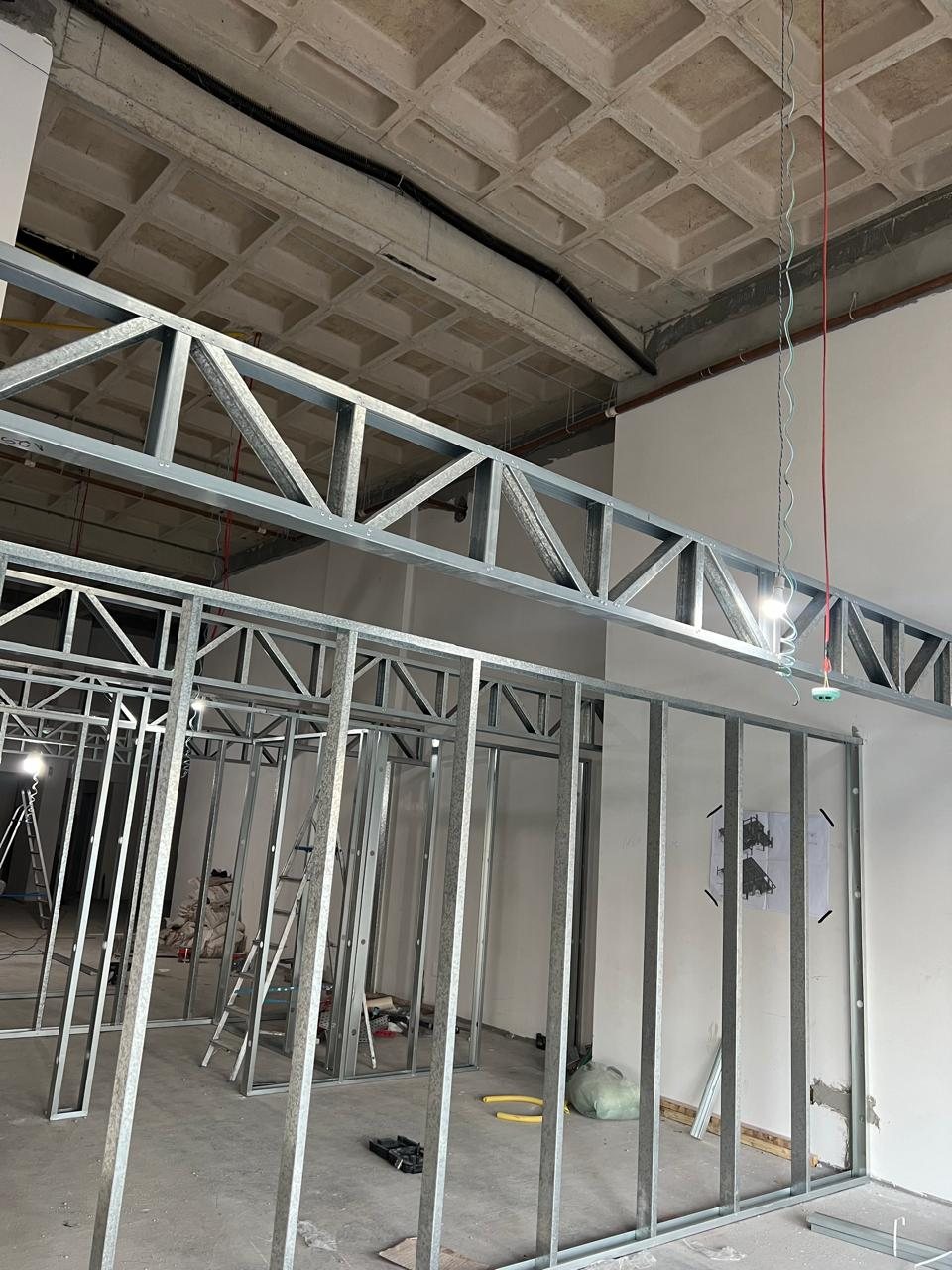 Antes: estrutura de steel frame em montagem