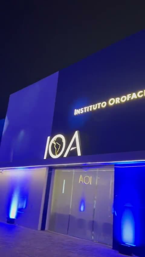 Vídeo: fachada de clínica odontológica à noite, com iluminação azul