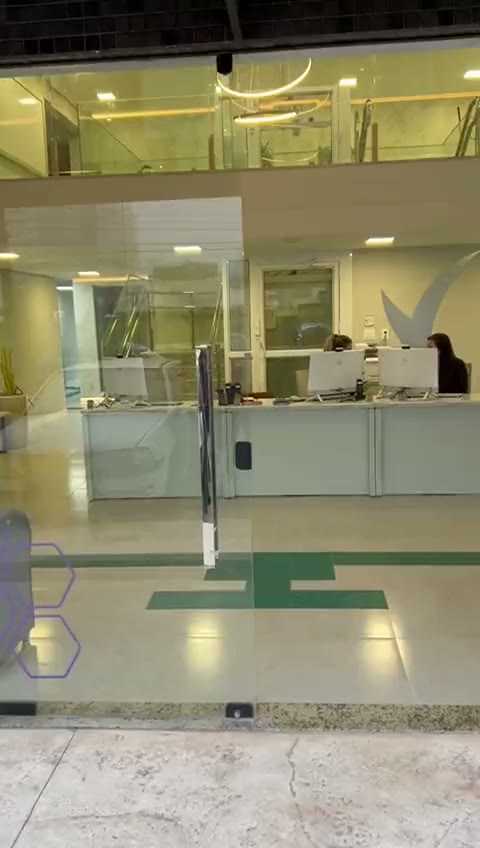 Vídeo: recepção pronta com balcão, piso com faixa verde e mezanino